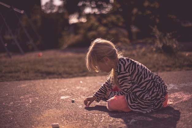 Photo girl drawing on the ground