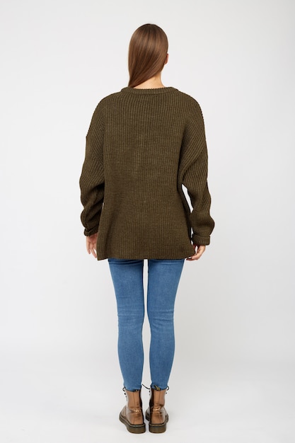 사진 카키색 스웨터와 청바지를 입은 소녀.