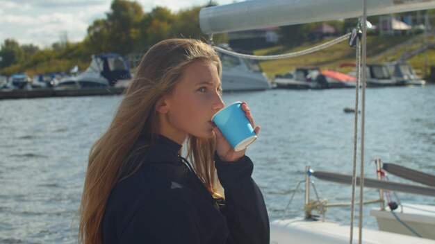 Photo girl drinking coffee at lake