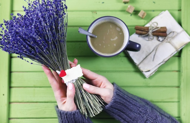 Ragazza che beve caffè caldo dalla tazza e sembra presentata a san valentino