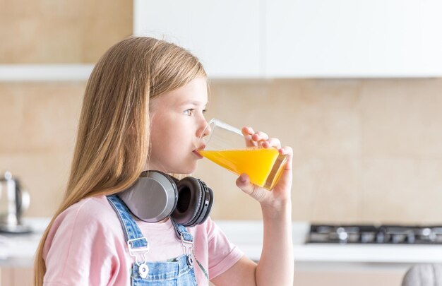 Photo girl drinking juice at home