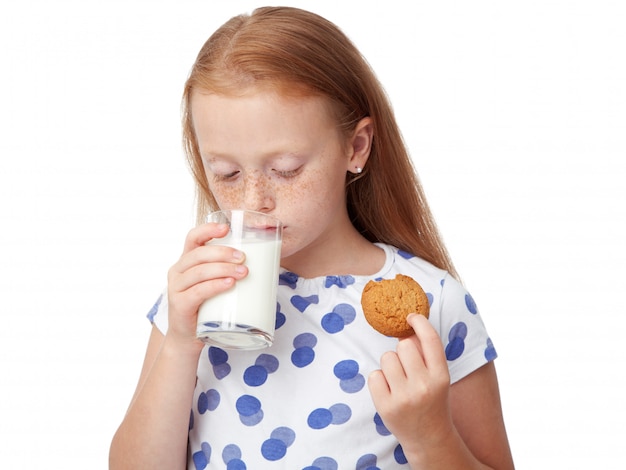 Девушка пьет молоко и ест печенье