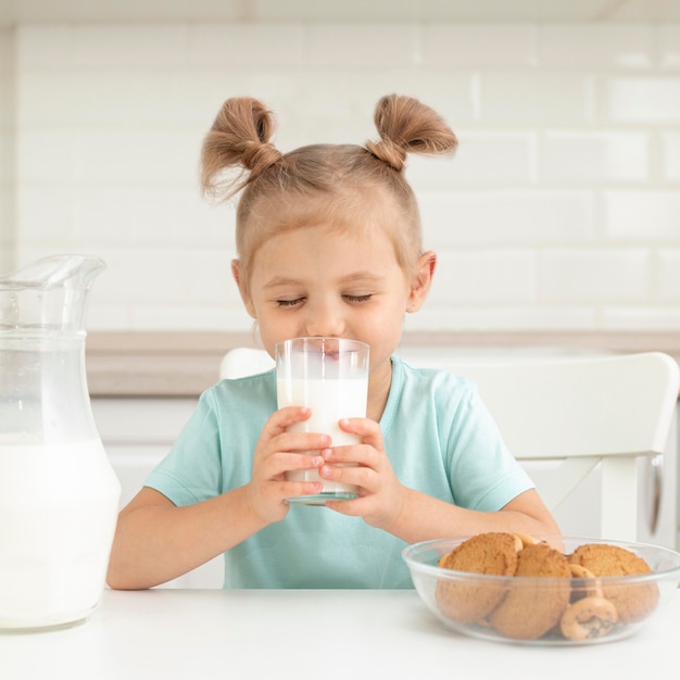 Foto ragazza che beve latte