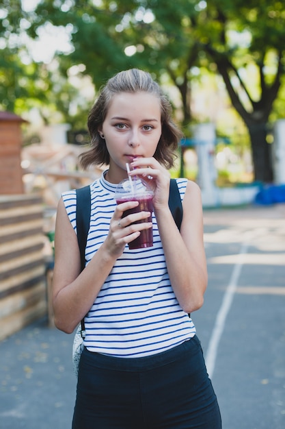 スムージーを飲む女の子