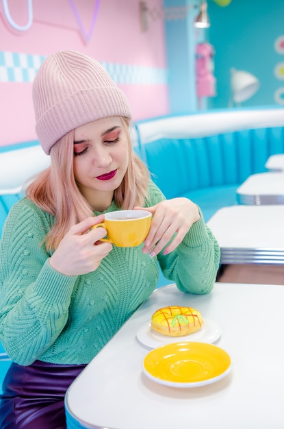 カフェでお茶を飲む女の子