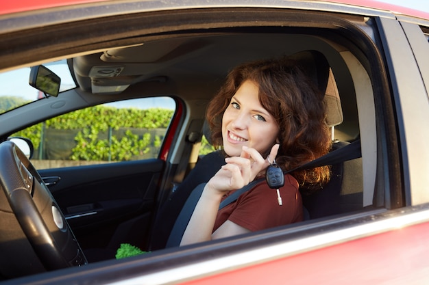 Ragazza alla guida di un'auto