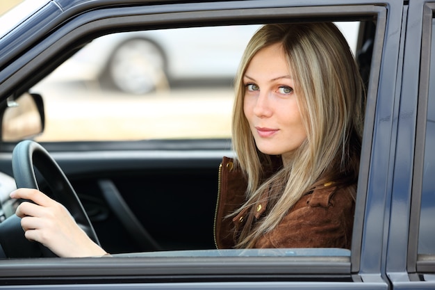 Ragazza alla guida di un'auto