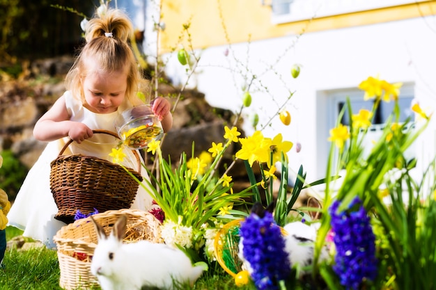 Ragazza sulla caccia dell'uovo di pasqua con le uova