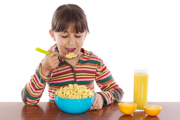 女の子は朝食の上に白い背景を食べる