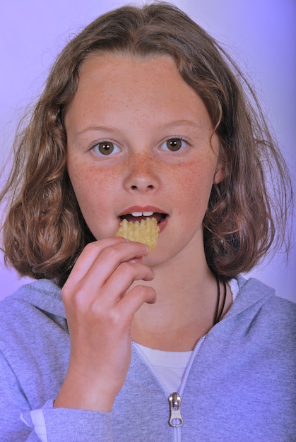 写真 チップを食べる女の子