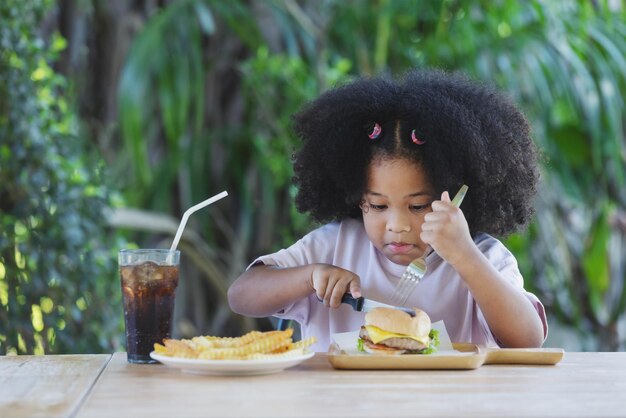 Photo girl eating food against trees outdoors