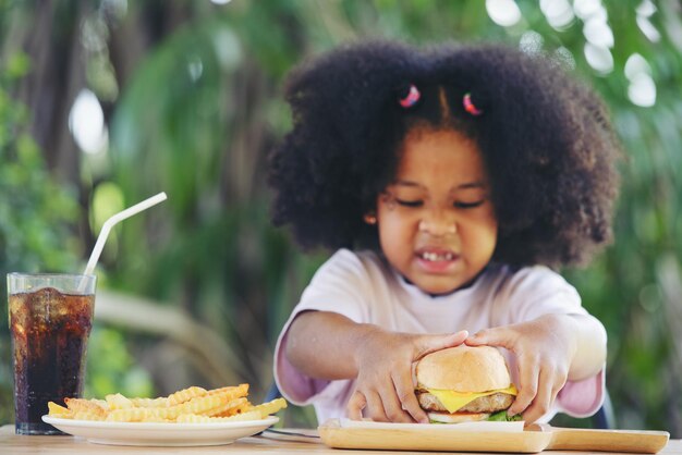 写真 テーブルで食べ物を食べている女の子