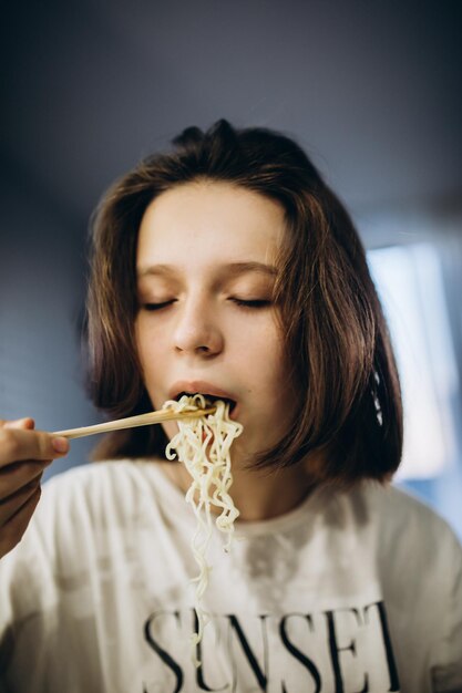 Ragazza che mangia a casa