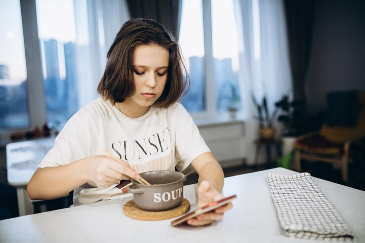 Фотография девушка ест дома.