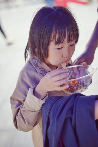 写真 食べ物を食べている女の子