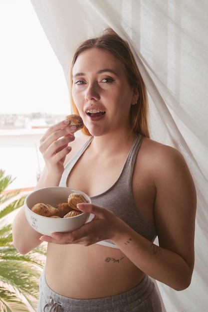 Foto ragazza che mangia un muffin