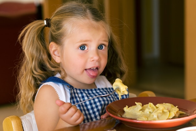 パスタを食べる女子高生