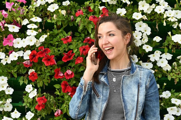 Ragazza emotivamente parlando al telefono