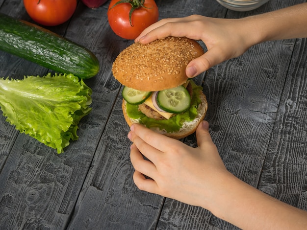 女の子は昼食のためにハンバーガーを調理することになります