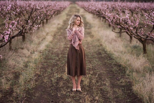 写真 街の外の散歩を楽しんでいる女の子