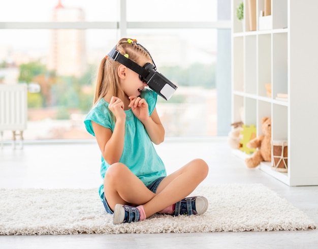 Ragazza che gode della realtà virtuale