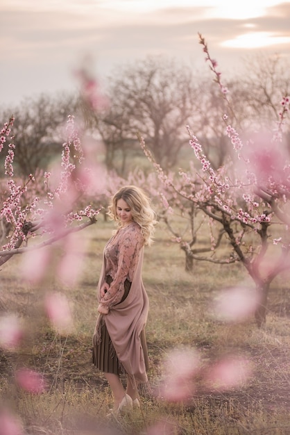 Photo girl enjoying walk outside the city