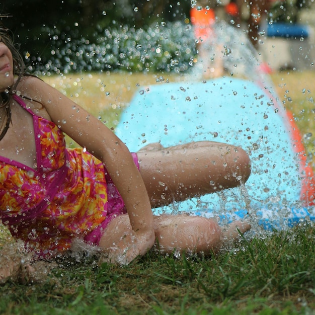 Foto ragazza che si diverte al parco acquatico