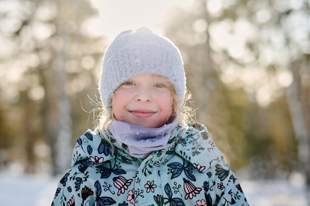 写真 冬の週末や休暇を楽しんでいる女の子