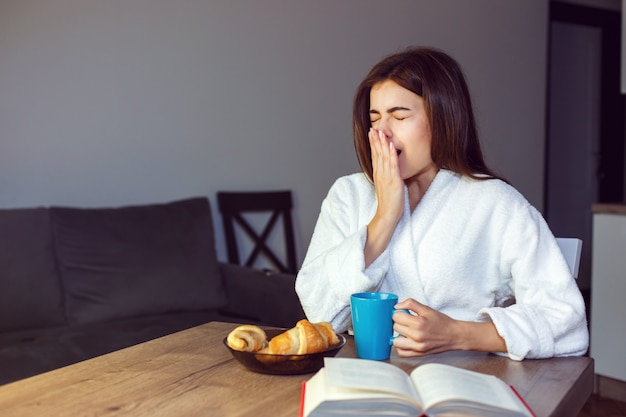 La ragazza gode del tempo del caffè