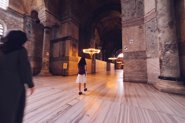 Девушка осматривает интерьер собора Святой Софии, летнее путешествие