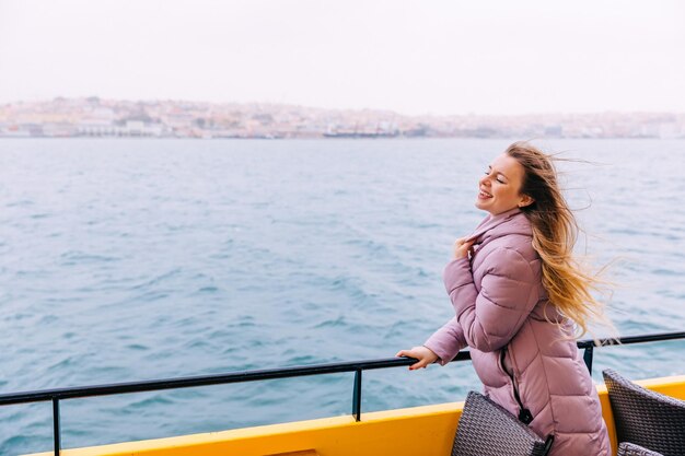 Foto ragazza in escursione all'aperto guardando in lontananza il cru