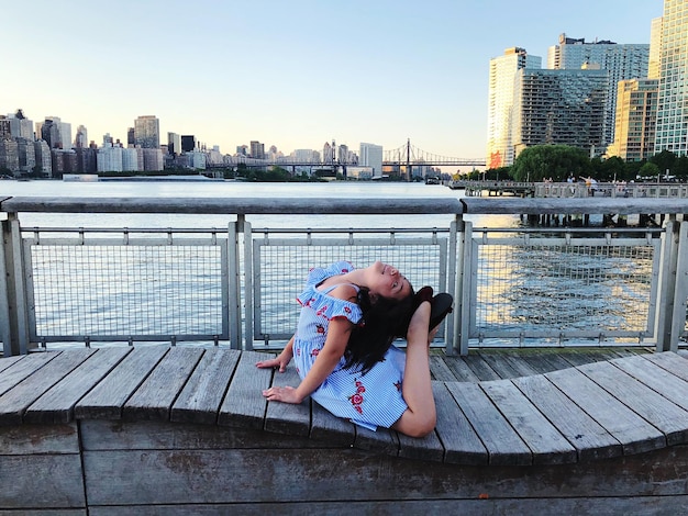 Photo girl exercising on bench in city