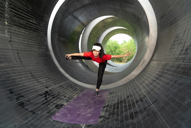 Foto ragazza che si esercita nel tunnel foto