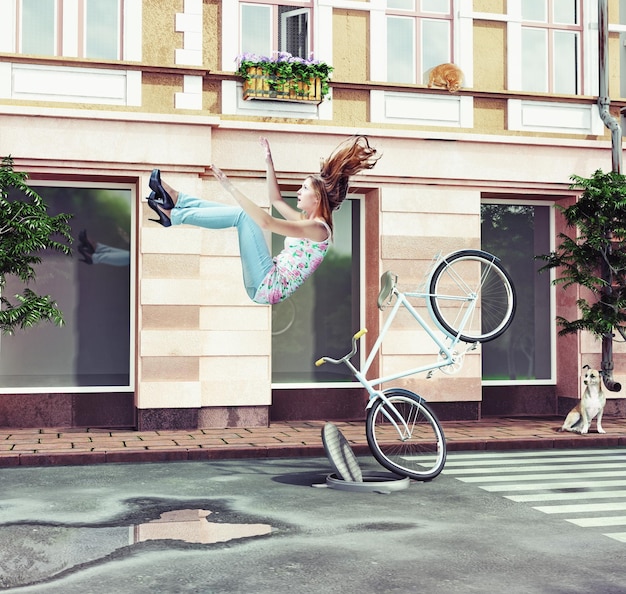 Foto ragazza che cade dalla bicicletta