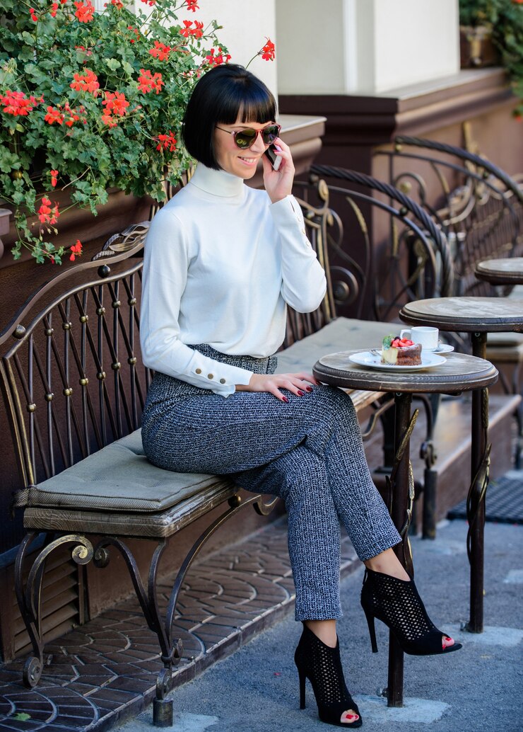 Photo girl fashionable lady with smartphone. pleasant time and leisure. relax and coffee break. woman attractive elegant brunette spend leisure cafe terrace background. happy to hear you. leisure concept.