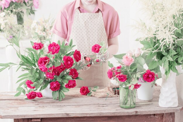 女の子の花屋は、組成の赤いバラを作ります