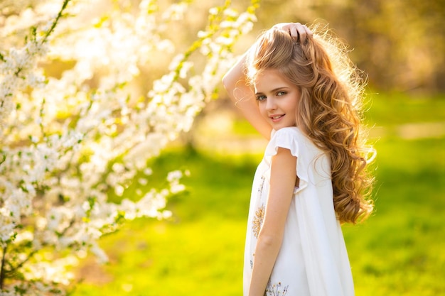 Photo a girl in a flower garden