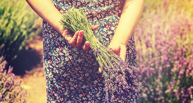 Foto ragazza in un campo di fioritura di lavanda.