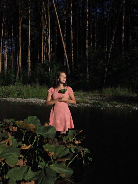 Foto ragazza al lago della foresta