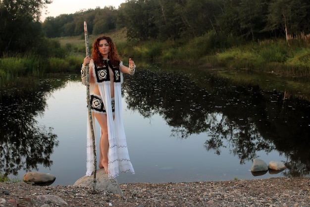 Ragazza della tribù con la lancia del fiume