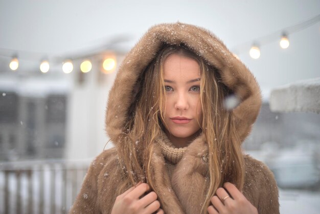 Photo girl in a fur coat walking