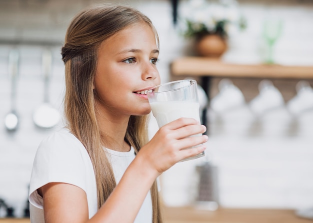 いくつかの牛乳を飲む準備をしている女の子