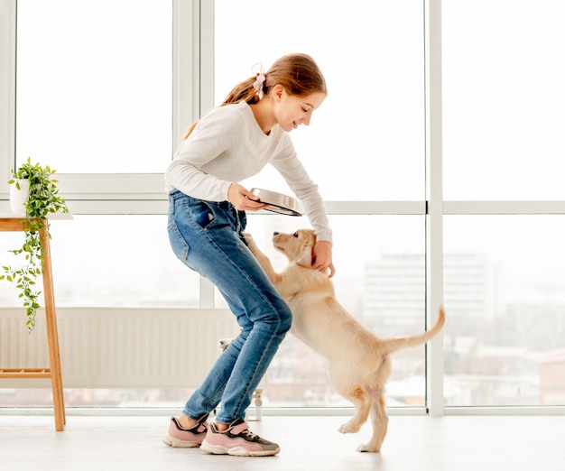 犬に食べ物を与える少女