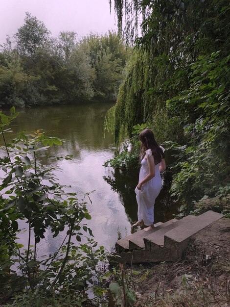 Foto una ragazza scende al fiume