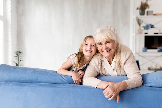 Foto ragazza e nonna a casa