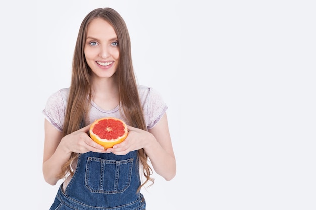 Girl in gray Tshirt with grapefruit