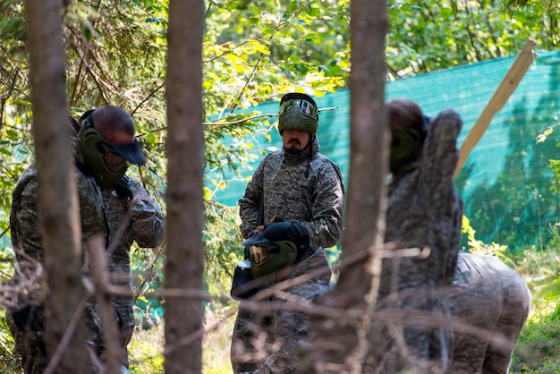 команда девушек и парней пейнтболистов