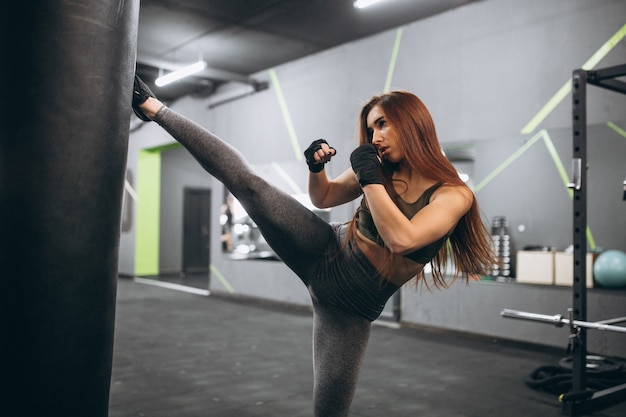 Ragazza a boxe palestra