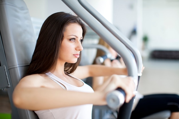 Foto ragazza in palestra