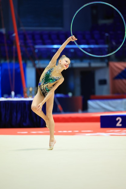 Photo girl gymnast performs an exercise with a hoop high quality photo